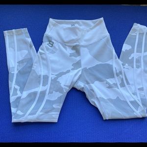 White/grey camouflage leggings